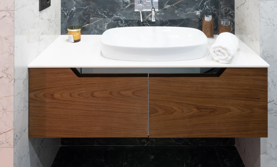 Mueble de baño en Bogotá con estilo contemporáneo y mezón de mármol, brindando una atmósfera de lujo y funcionalidad.