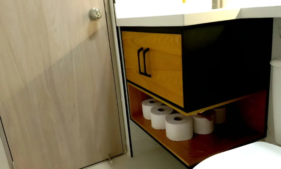 Mueble de baño en Bogotá con acabados en madera natural, creando un ambiente cálido y acogedor para tu baño.