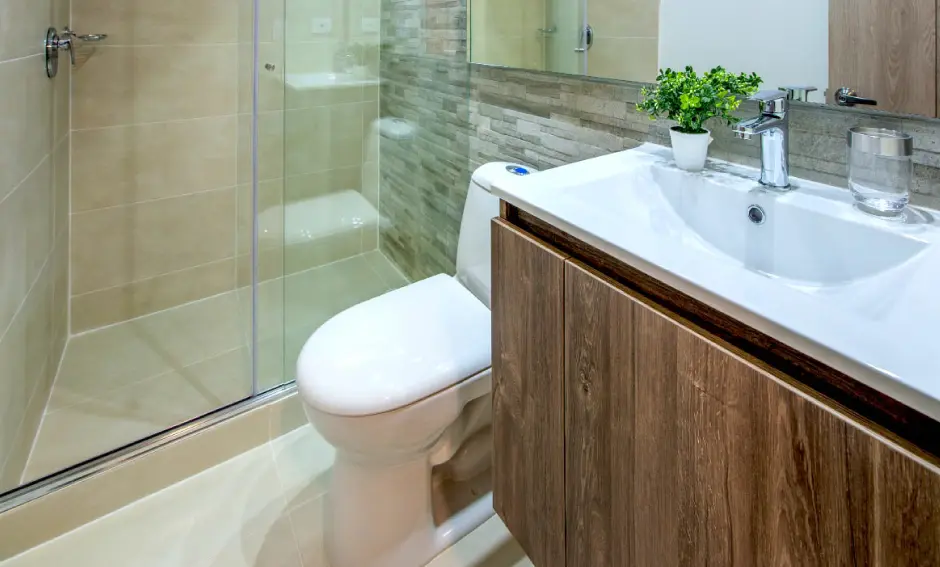 Mueble de baño elegante en Bogotá con mezón de mármol y detalles en madera, ideal para transformar tu baño en un espacio de lujo y comodidad.