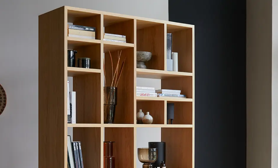 Biblioteca de madera en Bogotá con diseño personalizado, perfecta para optimizar el espacio y agregar elegancia a cualquier hogar.