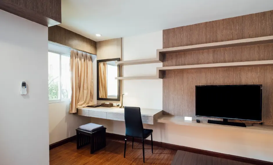 Centro de entretenimiento en Bogotá con diseño minimalista en melamina, creando un ambiente moderno y ordenado para tu sala de estar.