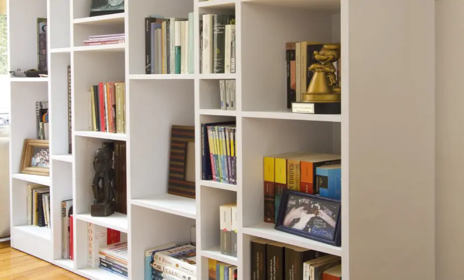 Biblioteca modular de madera en Bogotá, con diseño adaptable y acabados premium, ideal para casas con espacios grandes o pequeños.