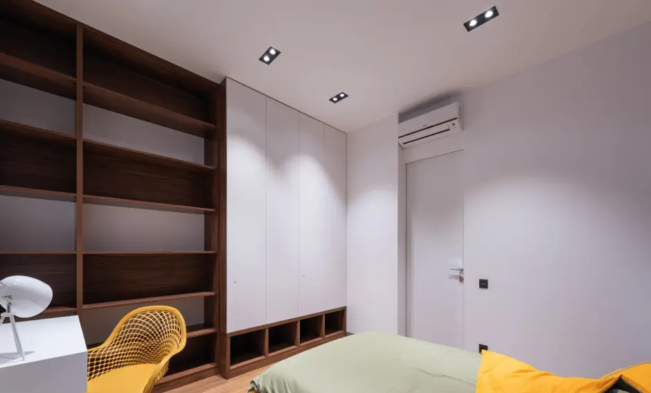 Closet moderno en Bogotá, diseñado con melamina de alta calidad y acabados elegantes, ideal para apartamentos contemporáneos.