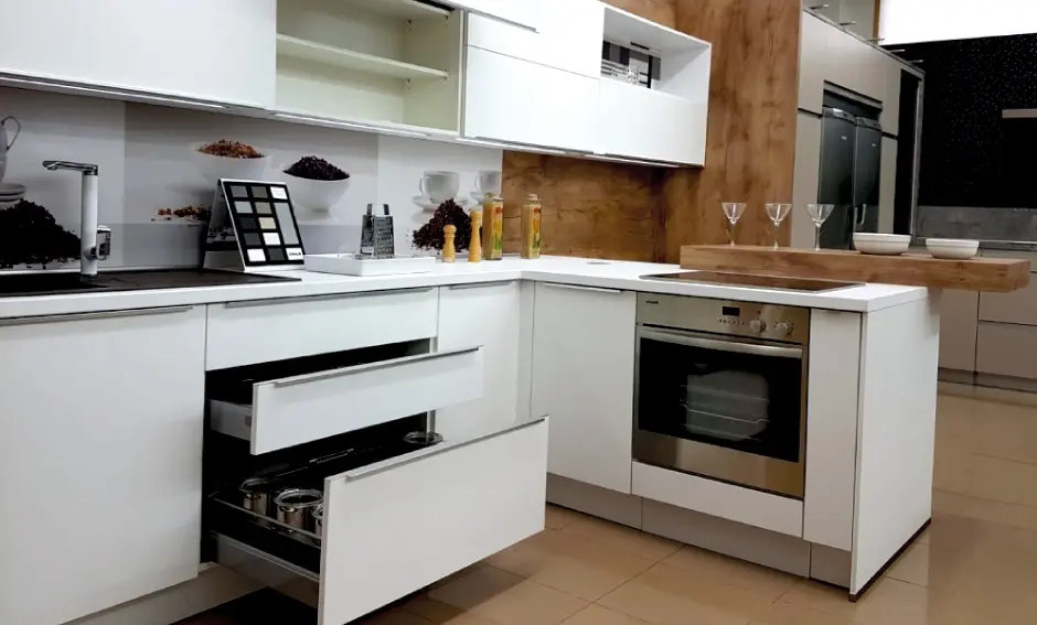 Cocina integral con acabados minimalistas en Bogotá, ideal para espacios modernos y funcionales.