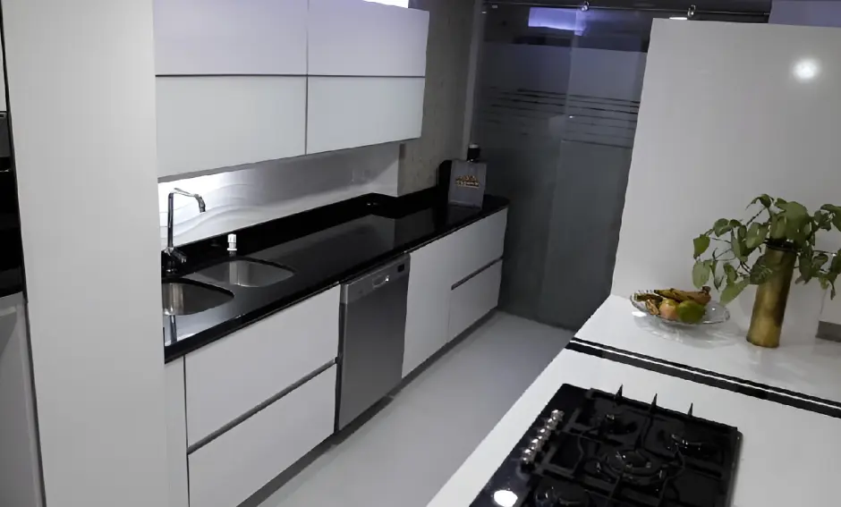Cocina integral en Bogotá con acabados en madera natural, ideal para crear un ambiente cálido y acogedor.