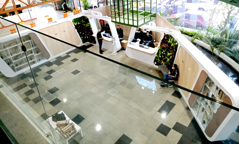 Stands creativos en Bogotá, ideales para ferias y exposiciones, diseñados para captar la atención del público con soluciones funcionales y atractivas.