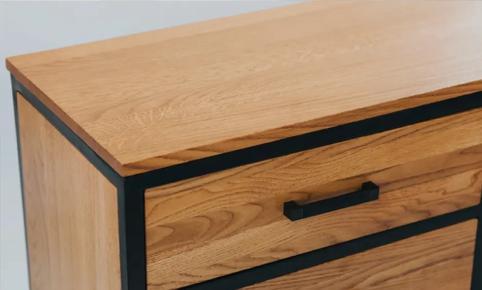 Cómoda de madera en Bogotá con diseño moderno y acabados de alta calidad, ideal para aportar funcionalidad y estilo a tu dormitorio.