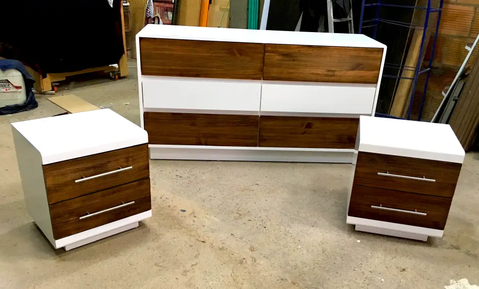 Mueble multifuncional para sala en Bogotá, fabricado en melamina y madera, con diseño innovador y acabados modernos, ideal para apartamentos y casas pequeñas.