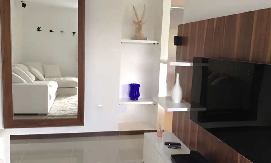 Mueble de almacenamiento en melamina para cocina en Bogotá, diseñado para optimizar el espacio y ofrecer una solución elegante y práctica para tu hogar.