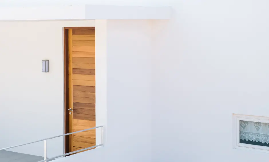 Puerta de melamina en colores sobrios en Bogotá, diseñada para adaptarse a diferentes estilos de decoración en apartamentos y casas.
