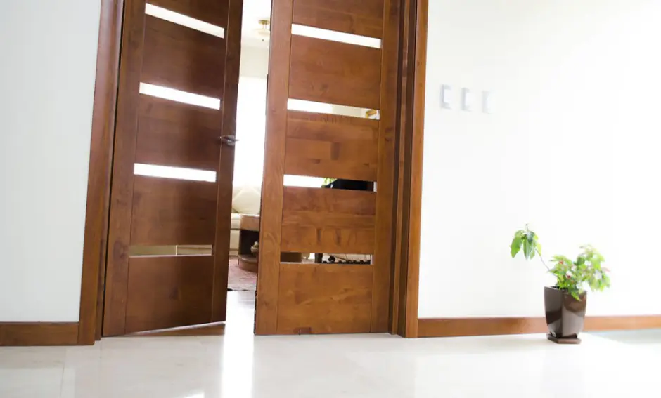 Puerta de madera personalizada en Bogotá, con diseño a medida y acabados finos para maximizar la estética de cualquier espacio.