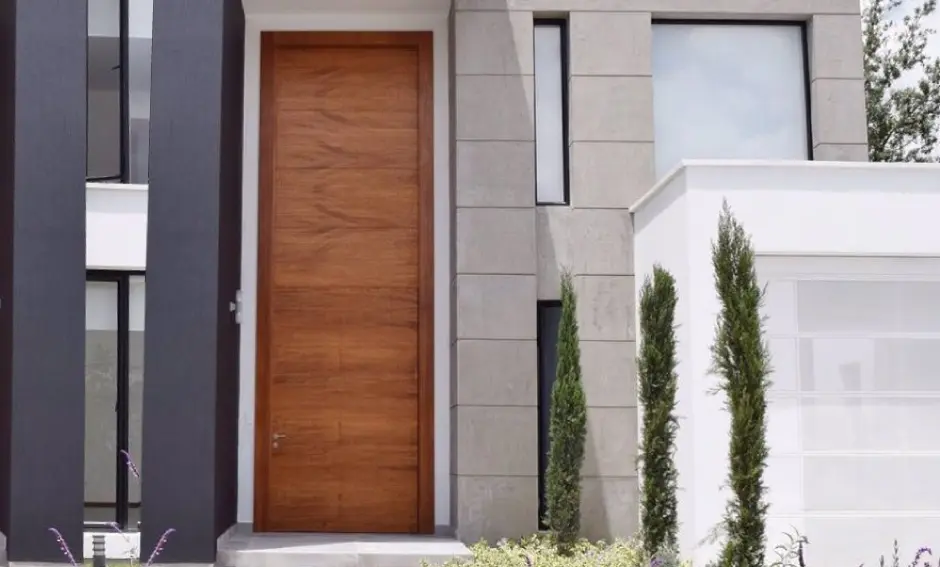 Puerta de madera natural en Bogotá, con detalles elegantes y acabados de alta calidad para un toque clásico y sofisticado.